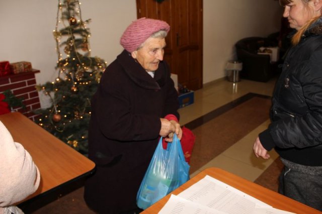 Idősek csomagosztás