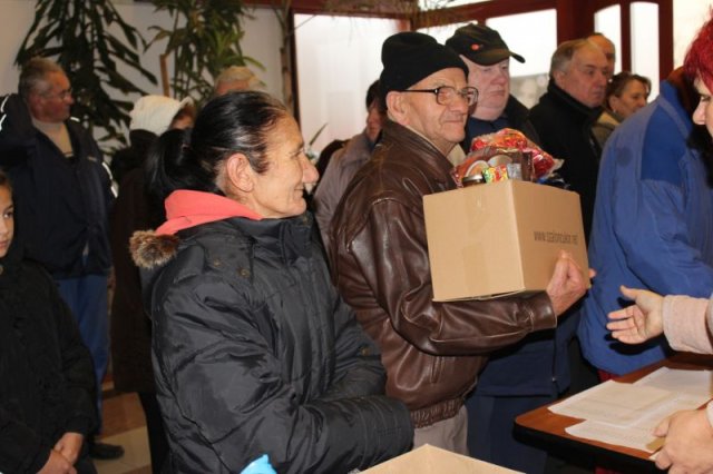 Idősek csomagosztás