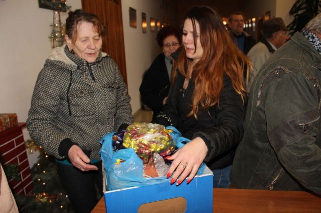 Idősek csomagosztás