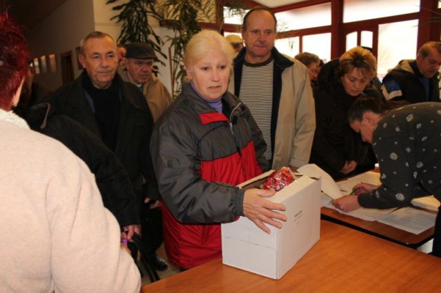 Idősek csomagosztás