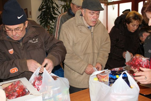 Idősek csomagosztás