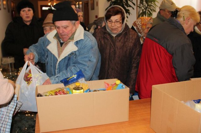 Idősek csomagosztás