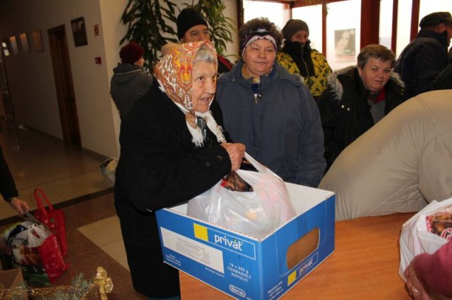 Idősek csomagosztás