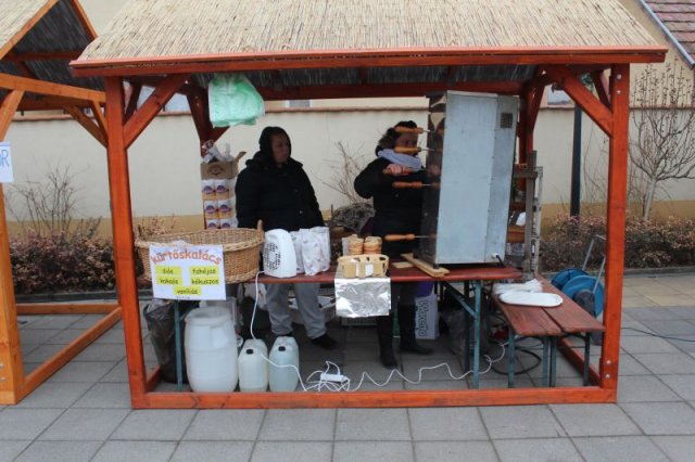 Idősek csomagosztás