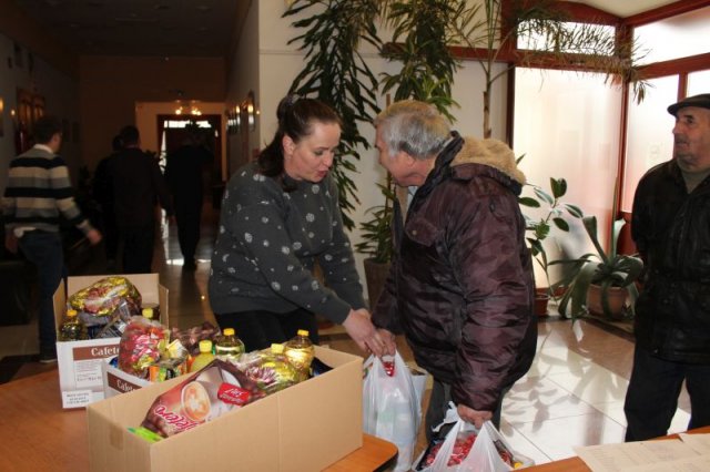 Idősek csomagosztás