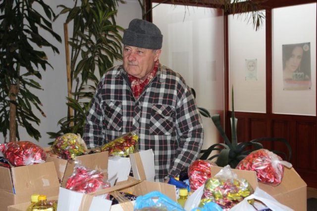 Idősek csomagosztás