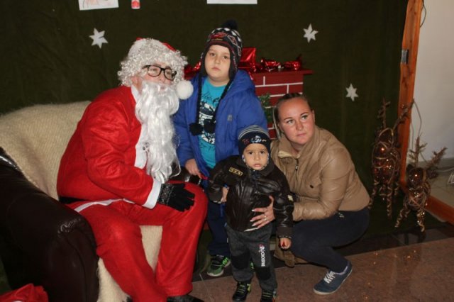 Mikulás csomagosztás