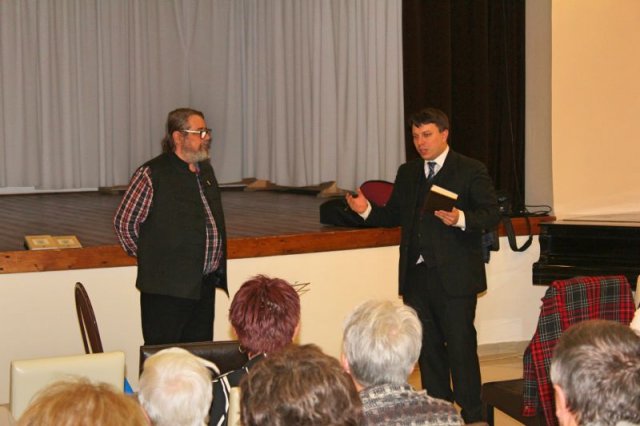 Dinnyés József daltulajdonos